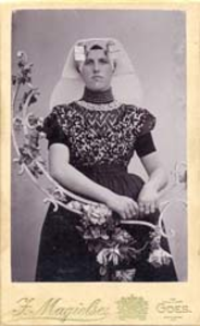 1128 Cornelia van 't Westende (1868-1917) in klederdracht