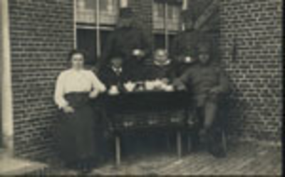 1197 Maatje Elisabeth Colijn (*1892) en Suzanna Toussaint (1861-1938) met vier onbekende mannen