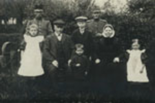 1199 Hubregt Toussaint (1867-1929) en zijn echtgenote Tannetje Toussaint (1869-1946) met hun kinderen Hubregt Pieter ...