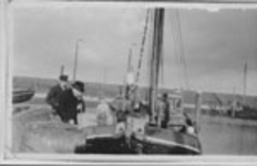 1228 Salomon Beekman (1912-1983), Jan Beekman (1869-1939), Hendrik Bal (*1909) en Jan Bal (1879-1958) op een vissersvaartuig