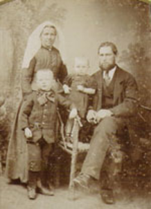 1231 Het echtpaar Salomon Beekman (1840-1909) en Adriana van Beveren (1842-1879) met hun kinderen Jan Beekman ...