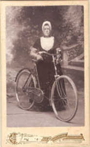 1445 Maatje de Visser (1886-1955) met een fiets