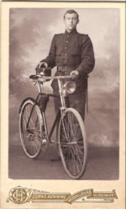 1455 Cornelis Vader (1888-1986) in militair uniform met een fiets
