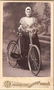1458 Willemina Pieternella Vader (1891-1956) met een fiets