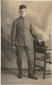 1606 Adriaan van den Berge (1909-1980) in militair uniform