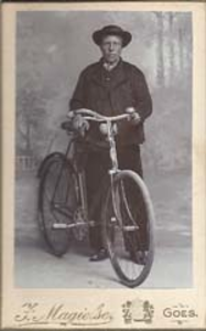 1797 Jan Priem (1893-1976) met een fiets