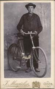 1799 Cornelis Priem (1887-1971) met een fiets