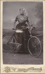 1865 Magdalena Remijn (1880-1945) met fiets in fotostudio