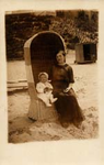 279 Anna Susanna Catharina Adriana van Riel (*1879), met haar dochtertje Anna Klasina Johanna Hondsmerk (*1902), in een ...