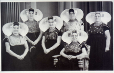 2865 Johanna de Wee (1e links) (1895-1981), Suzanna de Wee (2e van links) (1897-1974), Suzanna de Wee (3e van links) ...