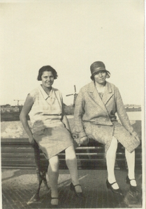 3390 Pieternella van Duin (1911-1980) en Jochomina van Duin (1899-1943)