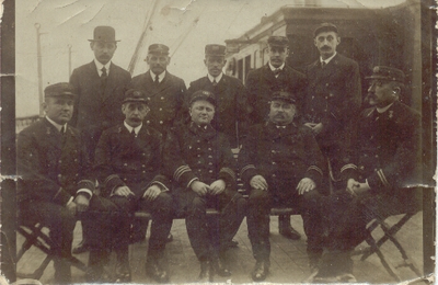3400 Willem van Duin (staande 2e van links) (1864-1932) met loodsen in Vlissingen