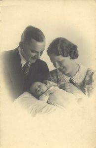 3401 Franciscus van Duin (1901-1953) met echtgenote Helena Theodora Kriek (1910-2002) en dochter Engelina Jochomina van ...