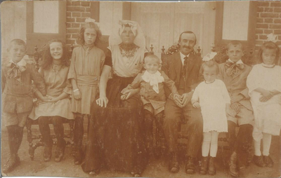 4188 Albrecht Rijk (4e van rechts) (1886-1970), Johanna Allemekinders (4e van links) (1887-1959) en kinderen
