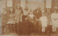 4188 Albrecht Rijk (4e van rechts) (1886-1970), Johanna Allemekinders (4e van links) (1887-1959) en kinderen