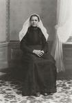 5735 Laurina Pekaar (1839-1915) in traditionele klederdracht