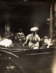 574 Bezoek Koningin Wilhelmina aan Terneuzen 14 september 1907. Koningin stapt voor het stadhuis in een rijtuig
