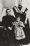 5769 Laurina Pekaar (1839-1915) en Cornelia Bom (vermoedelijk) (1867-1915) en een meisje