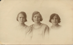 5774 Adriana Bom (*1905), Johanna Bom (*1903), Elisabeth Geertruida Bom (*1906)