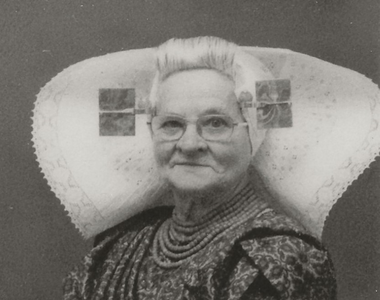 5838 Cornelia Jacoba Sinke (1901-1980) in Zuid-Bevelandse dracht