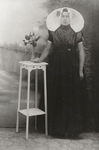 5853 Anna Poelman (1896-1970) in Zuid-Bevelandse dracht