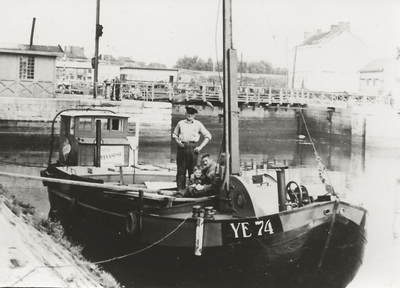 5855 Anthonie Sinke (*1894) met zijn nieuwe boot, de YE 74