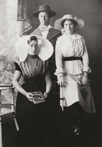 5859 Johanna Cornelia Sinke (*1896), Maria Sinke (*1892) en Pieternella Sinke (*1902)