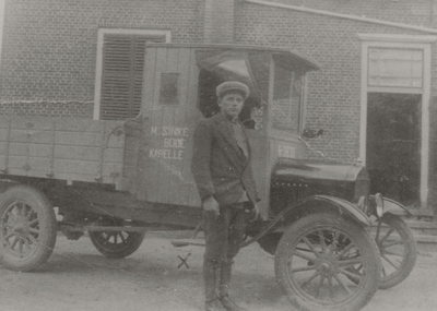 5863 Marinus Sinke (*1902), bode te Kapelle, met vrachtauto