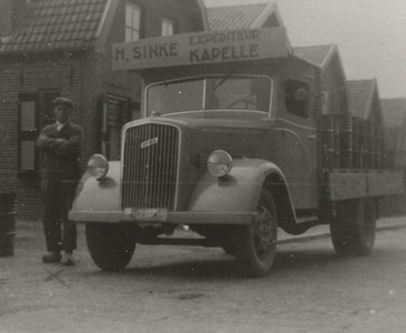 5864 Marinus Sinke (*1902), expediteur te Kapelle, met vrachtauto, met kenteken K 3839