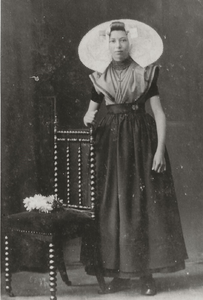 5868 Leintje van Baren (*1906) in Zuid-Bevelandse klederdracht