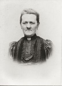 5877 Adriana van den Berge (1859-1930)