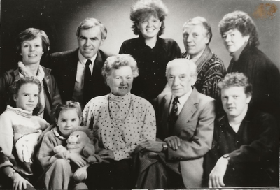 5881 Christoffel Sinke (*1912) en Jannetje Laurina Janna Koeman (*1914) met kinderen