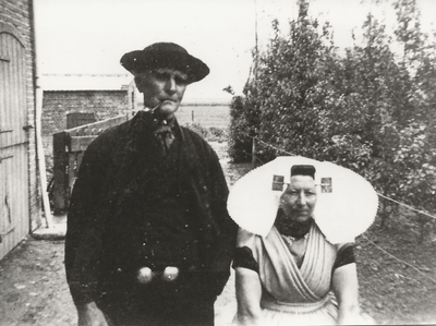 5882 Marinus Sinke (*1870) en Geertruida Ruissen (*1880) in Zuid-Bevelandse klederdracht