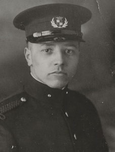 5884 Johannes Sinke (*1904), in uniform als korpschef van de gemeentepolitie in Houten
