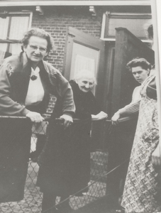 5885 Magdalena Cornelia Sinke (rechts) (*1902), Anna Maria van den Ende (midden) (1867-1958)