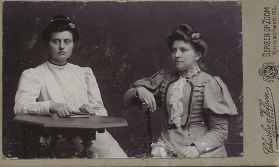 5899 Dirkje Adriana Coomans (1883-1967) en Janna Maria de Geuze (1882-1920)