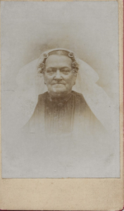 5913 Maartje Willemina Friderichs (1845-1923) in Thoolse dracht