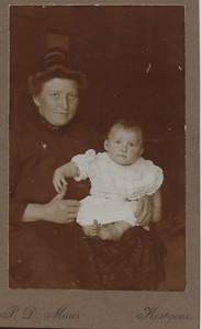 5927 Janna Maria Geuze (1882-1920) met baby
