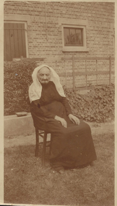 5930 Johanna Cornelia Bouterse (1840-1933) in klederdracht