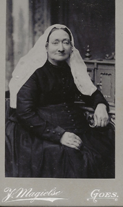 5931 Johanna Cornelia Bouterse (1840-1933) in klederdracht