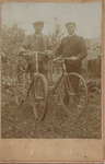 5954 Willem Daniel Coomans (1881-1956) en een onbekend persoon, met de fiets aan de hand