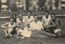 5959 Leendert Gerardus Coomans (1913-1942) (2e van rechts) met medestudenten van de Haagse Academie voor Lichamelijke ...