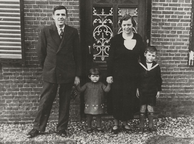 5984 Cornelis Bruijnzeel (1903-1973) en Johanna Adriana Bom (1903-1986) met twee kinderen