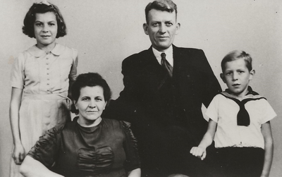 5986 Marinus Jacob van Stee (1907-1968) en Elizabeth Geertruida Bom (1906-1985) met twee kinderen