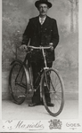 6005 Willem van Kruiningen (1880-1957) met fiets