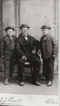 6010 Willem Bom (1847-1923), Laurus Leendert Bom (1874-1949) en Leendert Laurus Bom (1877-1968) in Zuid-Bevelandse dracht