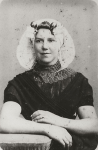 6013 Francina Bom (1868-1962) in Zuid-Bevelandse dracht