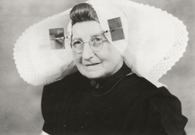 6015 Sara van Oeveren (1875-1944) in Zuid-Bevelandse dracht