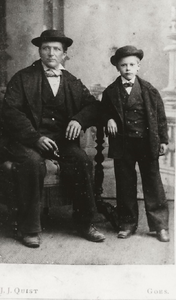 6019 Nicolaas Bom (*1840) en Izaak Laurus Bom (*1876), in Zuid-Bevelandse dracht, beiden geëmigreerd