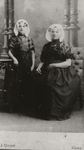 6022 Levina Lindenberg (*1840), Digna Bom (*1867) en Francina Bom (1868-1962) in Zuid-Bevelandse dracht
